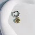Detailansicht eines Vintage-Chrysanthemen-Anhänger-Ohrclips mit glitzernden Strasssteinen - Runder Sternclip / Gold