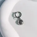 Nahaufnahme des Vintage-Silber-Ohrrings mit Sternanhänger und Strasssteinen - Runder Sternclip / Silber