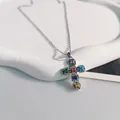 Vista dettagliata di una collana in argento con ciondolo a croce e pietre di zircone colorate - 45+5cm / Argento