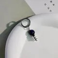 Punk-Ohrring aus Titanstahl mit einer dunkelblauen Perle und silbernen Abstandsringen - Einzelstück (Creole) / Pfauenblau