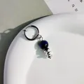 Minimalistischer Titanstahl-Ohrclip mit dunkelblauer Perle und silbernen Distanzstücken - Einzelstück (Clip-on) / Pfauenblau