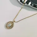 Vintage vergoldete Halskette mit ovalem Anhänger, Mondstein und Kristallbesatz - Oval Opal Stil