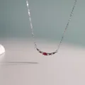 Elegante Silberkette mit rosarotem ovalem Stein und weißen Zirkonia-Akzenten - U-förmiger Anhänger / Rosarot U-förmig