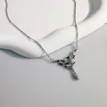 Elegante silberne Halskette mit abstraktem Anhänger auf einem minimalistischen Display - Berg / Silber