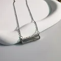 Elegante silberne Halskette mit hohlem rechteckigem Anhänger und funkelnden Steinen - Strass Quadrat / Silber