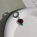 Clip per orecchio minimalista in acciaio al titanio con perline marroni e turchesi. - Pezzo Singolo (Clip-on) / Decorazione con perle rosse