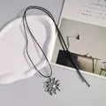 Detailansicht einer Vintage-Ethno-Lederhalskette mit silbernem Blumenanhänger. - Große Blume / Silber