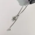 Minimalistische verstellbare silberne Halskette mit funkelnden Sternanhängern für Frauen - Verstellbare Box-Kette / Sternenstrahl