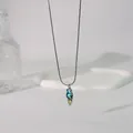Nahaufnahme einer Titanstahlkette mit drei vertikalen blauen und gelben Steinen. - Wunschstein-Mehrfarben-Diamant-Stil / 45+5cm