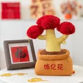 Adorno de bonsái de peluche festivo con follaje rojo y un tronco amarillo brillante. - Flor de Prosperidad