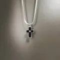 Dettaglio della collana con pendente a doppia croce in titanio nero e argento - Croce Nera (XL181900) / Catena a Lama Larga (50+5)cm
