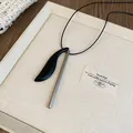 Minimalistische Halskette mit schwarzem Sandelholz und Silbernem Titanstahl Anhänger - Schwarzes Ebenholz Bogen Stahlstab Schwarzes Seil