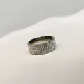 Nahaufnahme eines silbernen Edelstahlrings, der komplett mit weißen Kristallen besetzt ist - Größe 7 / Silber