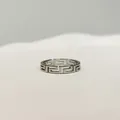 Detailansicht eines Edelstahlrings mit traditionellem Mäander-Muster in Silber-Optik - Größe 7 / Silbernes Ruyi-Muster