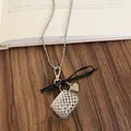 Dettaglio collana d'argento con ciondolo a borsa intrecciata e fiocco nero e cuore - Borsa Traforata con Fiocco Nero (Catena a Sfere 70cm) / Catena a Sfere 70cm / Argento