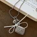 Dettaglio di una collana d'argento stile vintage con ciondolo a cuore e borsa intrecciata. - Borsa Traforata con Fiocco Bianco (Catena a Sfere 70cm) / Catena a Sfere 70cm / Argento