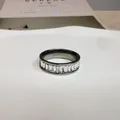 Detaillierte Makroansicht eines Edelstahl-Eternity-Rings mit Zirkonia im Baguetteschliff - Größe 7 / Silber
