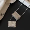 Dettaglio di ciondoli a forma di borsa intrecciata su collana argentata - Borsa in Metallo Intrecciato (Catena a Serpente 120cm) / Catena a Serpente 120cm / Argento