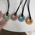 Colgantes de dona con textura de lava en largos cordones de cuero negro en 4 colores mate - Piedra Volcánica Redonda (Cuerda de Cuero) / Verde claro