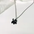 Makro-Detailansicht eines schwarzen Katzenanhängers an einer silbernen Titanstahlkette - Popstar Musik Ikone Katze Pin / Panzerkette 60cm