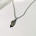 Detailansicht einer minimalistischen Titanstahlkette mit einem niedlichen Cartoon-Katzenanhänger - Graue Katze / Panzerkette 60cm