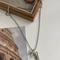 Detailansicht der silbernen Pferdehalskette mit Metallquasten an trendiger Kugelkette. - Kugelkette / Silbernes kleines Pferd