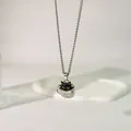 Detaillierte Makroansicht einer süßen schwarzen Katze in einer Tasse Halskette aus Titanstahl - Teetasse Katze / Panzerkette 60cm