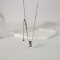 Minimalistische silberne Kette mit geometrischem Anhänger und verstellbarer Schlangenkette - Schlangenkette Rhombus-Stil