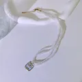 Detail der französischen Vintage-Perlenkette mit dreilagigem Emaille-Blumenanhänger. - Blaue Blume