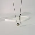 Silberne minimalistische Halskette mit geometrischem Anhänger und verstellbarem Verschluss - Schlangenkette Quadrat-Stil