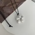 Minimalistische silberne matte Blumen-Halskette mit schwarzer Kordel vielseitiges Accessoire - Matte Blume / Silber + Schwarze Wachskordel