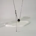 Minimalistische silberne Choker-Halskette mit verstellbarem eiförmigem Anhänger - Schlangenkette Oval-Stil