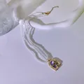 Detailansicht der französischen Vintage-Perlenkette mit dreisträngigem Emaille-Blumenanhänger - Lila mit Grünen Blättern
