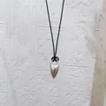 Collana minimalista con ciondolo a cuore irregolare argento opaco e cordino nero donna - Forma a Navetta Opaca