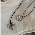Minimalistisches silbernes Herz- und Blumencollier-Set mit schwarzer Kordelkette - Hohles Herz Wachsschnur 86cm
