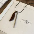 Elegante lange Halskette mit Sandelholz- und Titanstahl-Anhänger im Vintage-Stil - Dunkelkaffee Bogen Stahlstab Schwarzes Seil