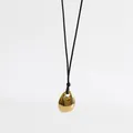 Minimalistischer goldener Wassertropfen-Anhänger an langer schwarzer Kordelkette. - Bohnenanhänger (Schwarze Wachsschnur) / Gold-Stil
