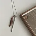 Minimalistische lange Halskette mit Anhänger aus Sandelholz und Silber-Titanstahl - Dunkelkaffee Bogen Stahlstab Schlangenkette