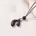 Minimalistische, dunkelbraune Herz-Halskette mit verstellbarem schwarzem Band im Retro-Stil. - 3D Herzform Stil / Braunrot V Herz