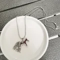 Vintage silberne Kugelkette mit kastanienbraunem Emaille-Pferd und Quastenanhänger - Kugelkette / Weinrotes Pferd