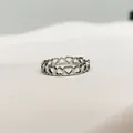 Detailansicht eines eleganten Edelstahlrings mit einem feinen, hohlen Herzmuster - #7 / Hohlherzring / Silber