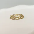 Detaillierte Makroansicht des hohlen Herzmusters auf dem goldfarbenen Titanstahlring. - #7 / Hohlherzring / Gold