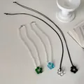 Elegante Halsketten mit Glasblumenanhängern, Perlenketten und minimalistischen Kordeln. - 40+5cm / Weiße Perlenkette Blaue Blume