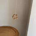Collana minimalista con ciondolo a fiore in vetro ambrato e catena a sfere color argento - 70cm / Catena di Perline Tonde Fiore Arancione