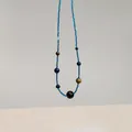 Detailansicht dieser blauen Perlenkette im Retro-Stil mit eleganten Tigerauge-Steinakzenten - Mehrfarbiges 8-Perlen-Design / 45+5cm / Blaue Kristallkette Mit 8 Perlen (45+5cm)