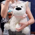 Adorable peluche chien Westie blanc doux avec nœud en dentelle rose dans les bras - 35 cm / Modèle Femme