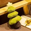Niedliches Plüsch Weihnachtsbaum Ornament mit lächelndem Gesicht und goldener Sternspitze - Stern Weihnachtsbaum