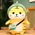 Lindo peluche de tigre amarillo con capucha de dinosaurio verde y un bolso. - 28cm / Disfraz de Dinosaurio