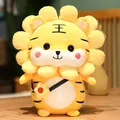 Adorable peluche de tigre amarillo con una capucha de girasol y bolso de bandolera. - 28cm / Disfraz de Girasol