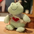 Adorable rana de peluche verde con un suéter gris de corazón y un pequeño bolso - Suéter Gris con Corazón Rojo / Longitud total 30cm, altura sentada 26cm